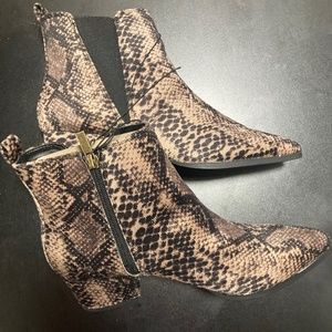 Scoop snake like ankle boots